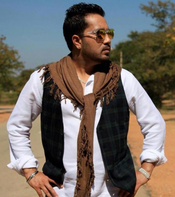 Mika Singh Wearing Scarf