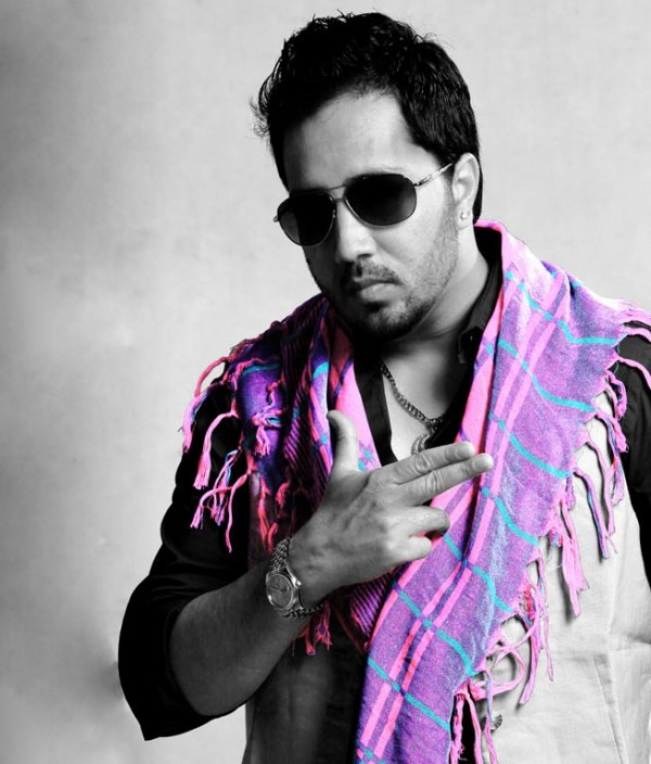 Mika Singh Wearing Scraf