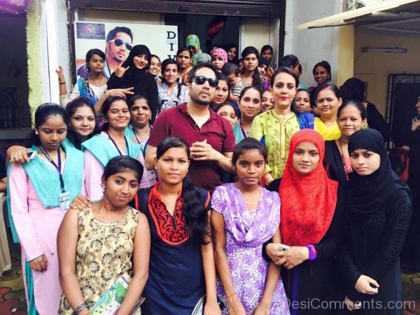 Mika Singh With His Fans