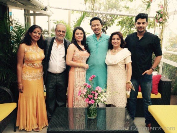 Minissha Lamba With In-Laws Family