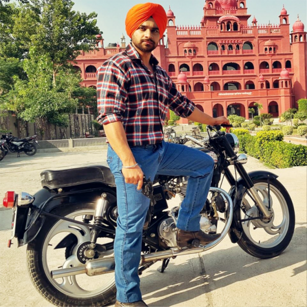 Nav Bajwa Wearing Turban-DC8942