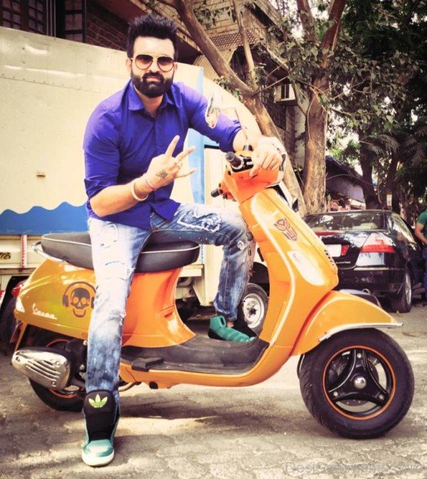 Navraj Hans Looking Great