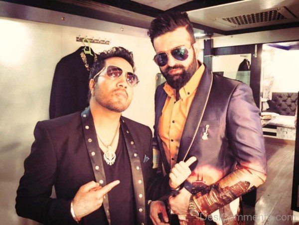 Navraj Hans With Mika Singh-DC1534