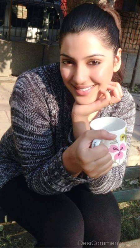 Neetu Singh Holding Cup-DC012525