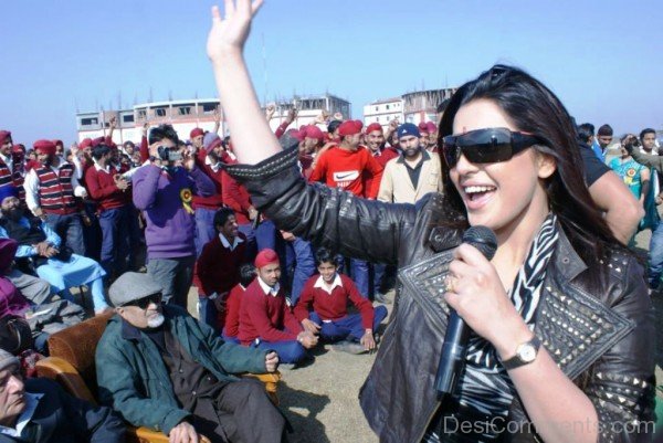 Neetu Singh Holding Mic-DC012527