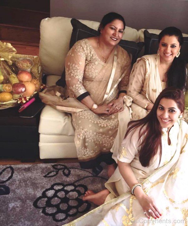Neetu Singh With Her Mom And Sister