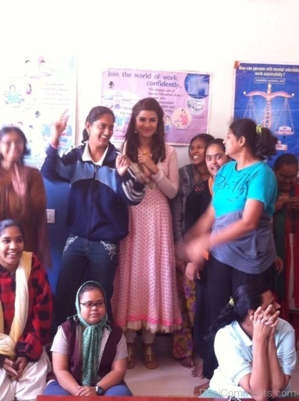 Nimrat Kaur With Girls-DC086