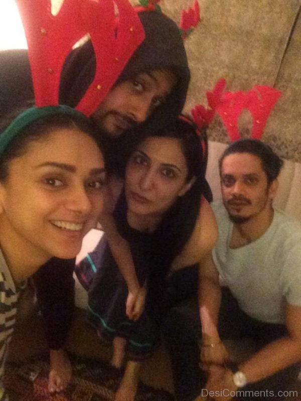 Photo Of Aditi Rao Hydari With Her Friends-DC184