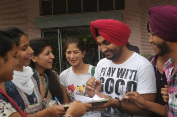 Ravinder Grewal Is Giving An Autograph