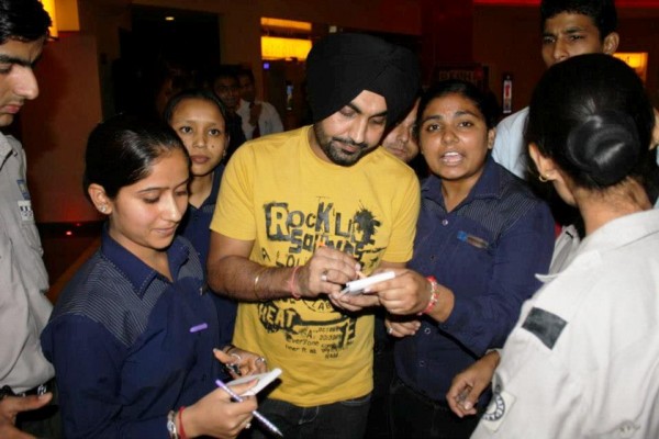 Ravinder Grewal Is Giving An Autograph