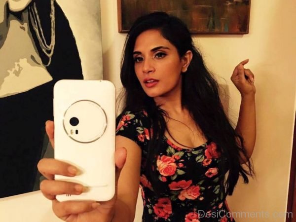 Richa Chadda Holding Mobile-DC038