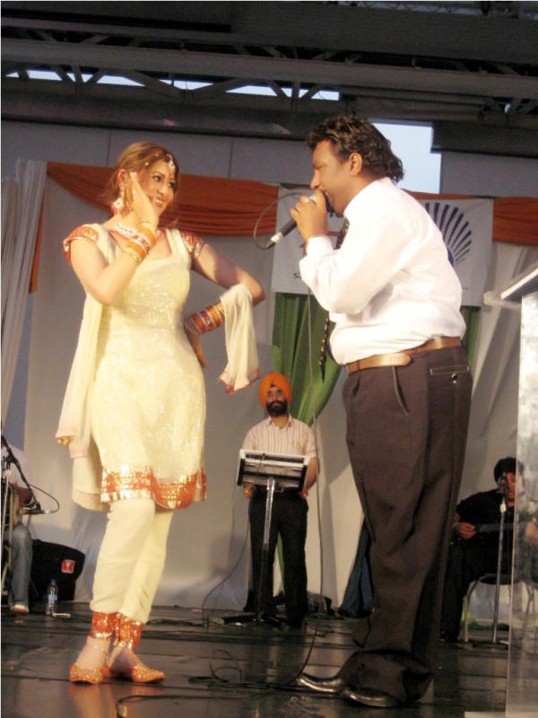 Sardool Sikander, Amar Noori During Stage