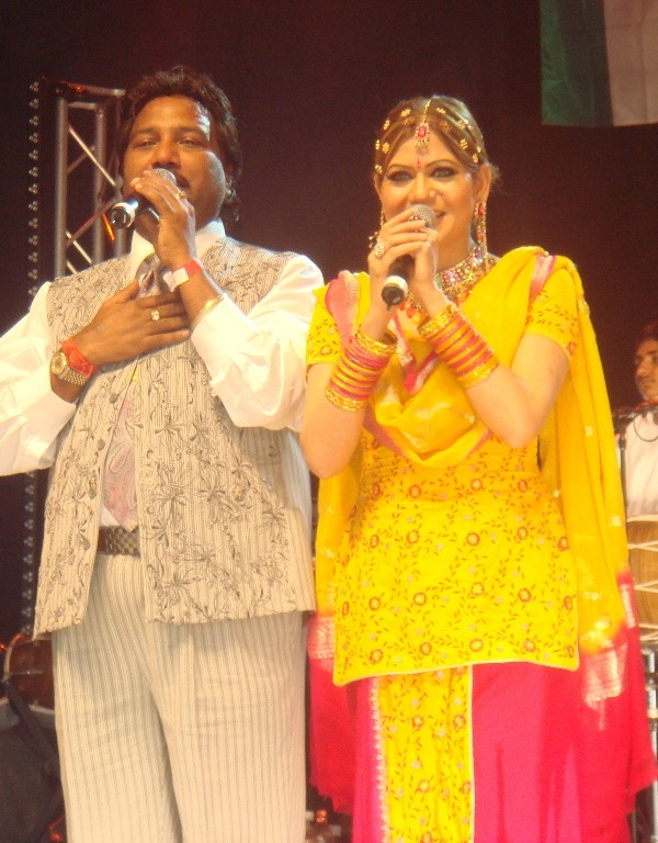 Sardool Sikander, Amar Noori During Stage