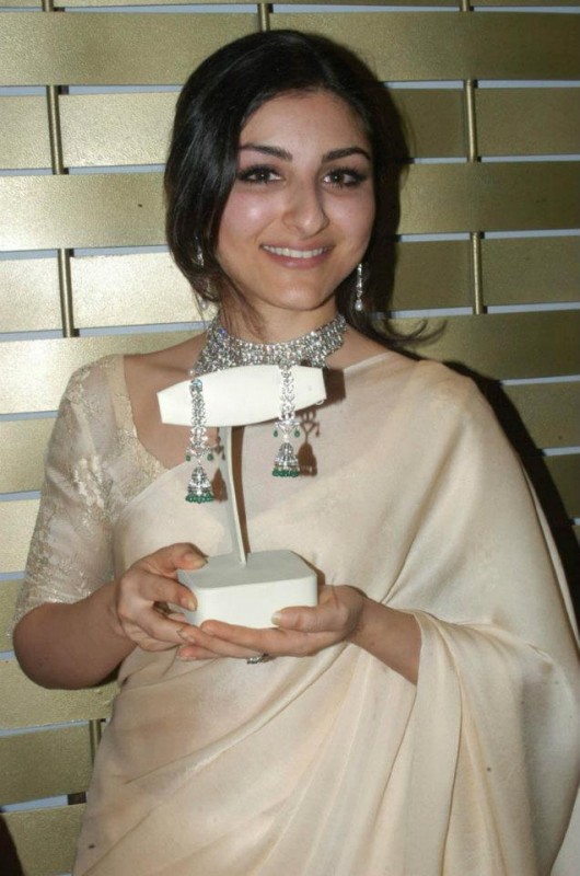 Soha Ali Khan Holding Nice Earrings 