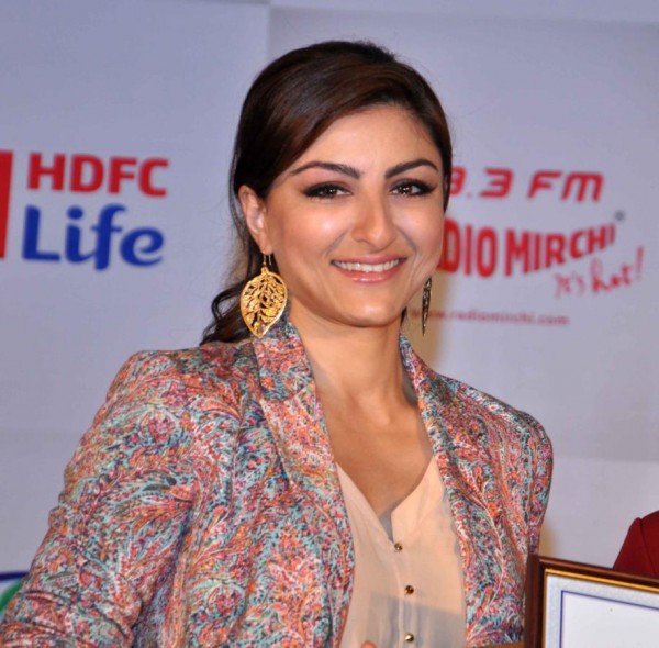 Soha Ali Khan Wearing Nice Earing 