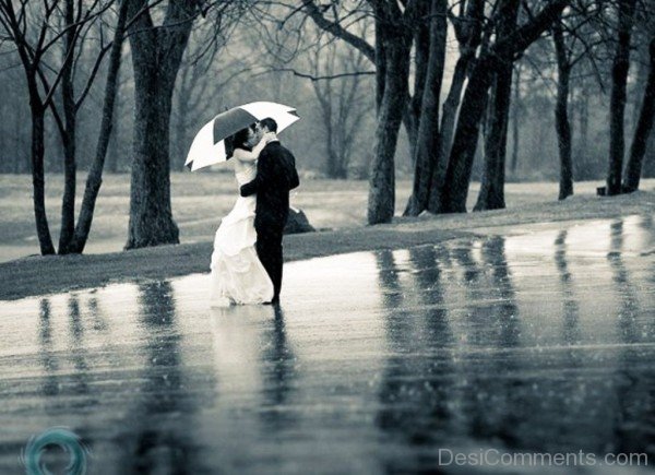 Sweet Couple Standing In Rain- DC 32078