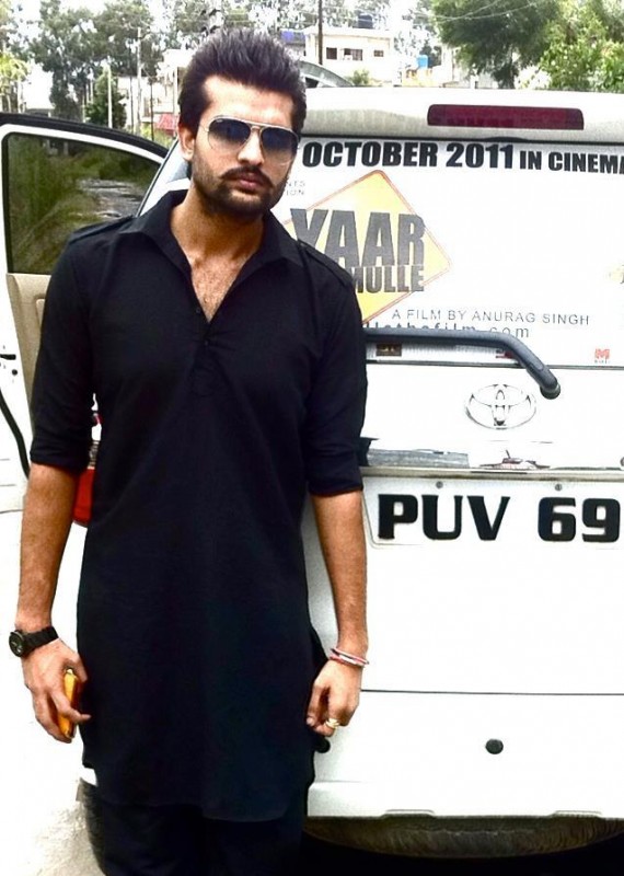 Yuvraj Hans In Black Kurta Pajama