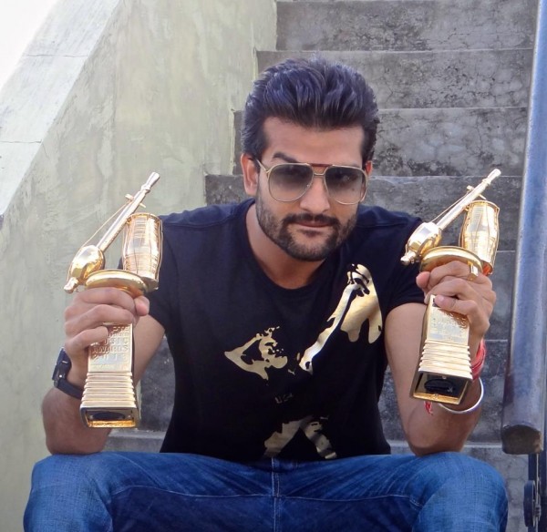 Yuvraj Hans With An Award 