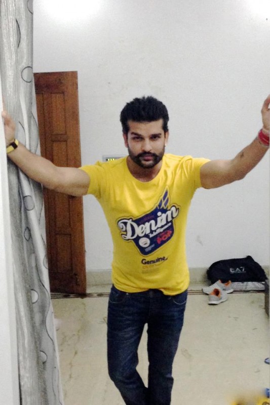 Yuvraj hans In Yellow T-shirt
