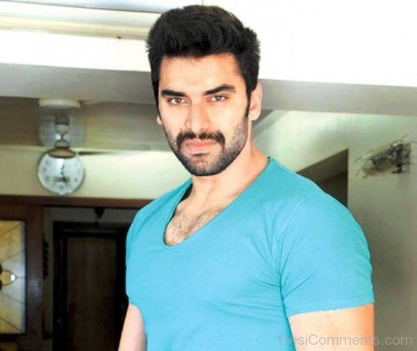 eiyhvhj-Nikitin Dheer  Giving A Nice Pose