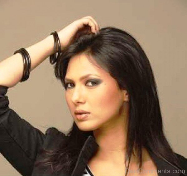 patiala-Rochelle Maria Rao Hand In Her Hair