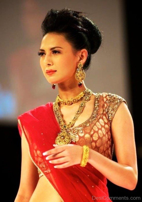 patiala-Rochelle Maria Rao Wearing Nice Jewelry