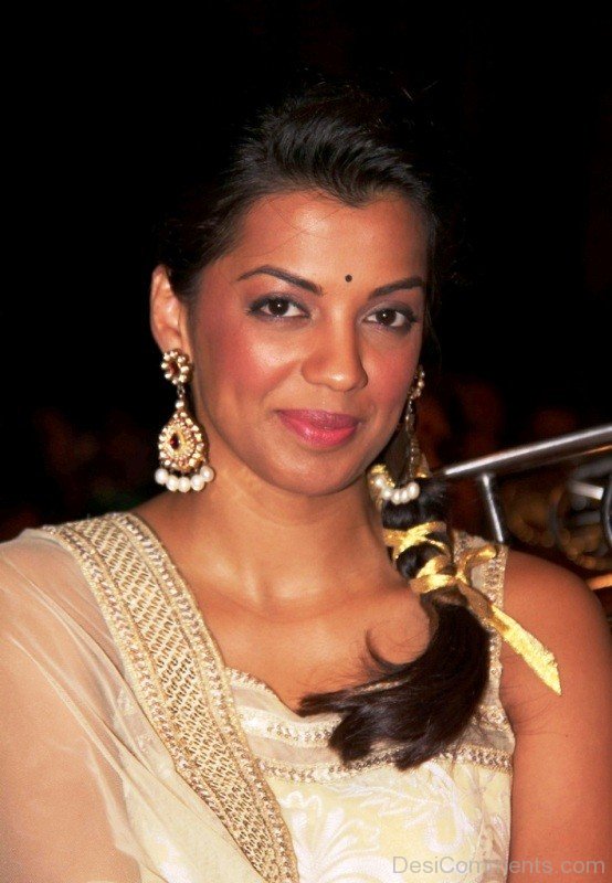 qyhbv-Mugdha Godse Nice Ear Rings